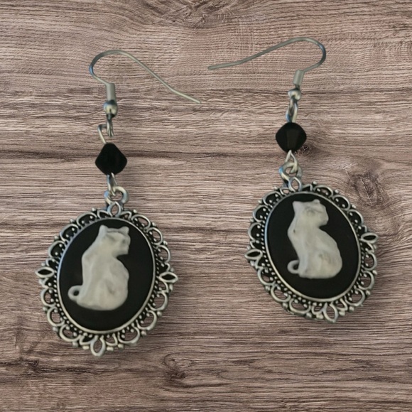 Cameo  style cat earrings - Picture 1 of 7